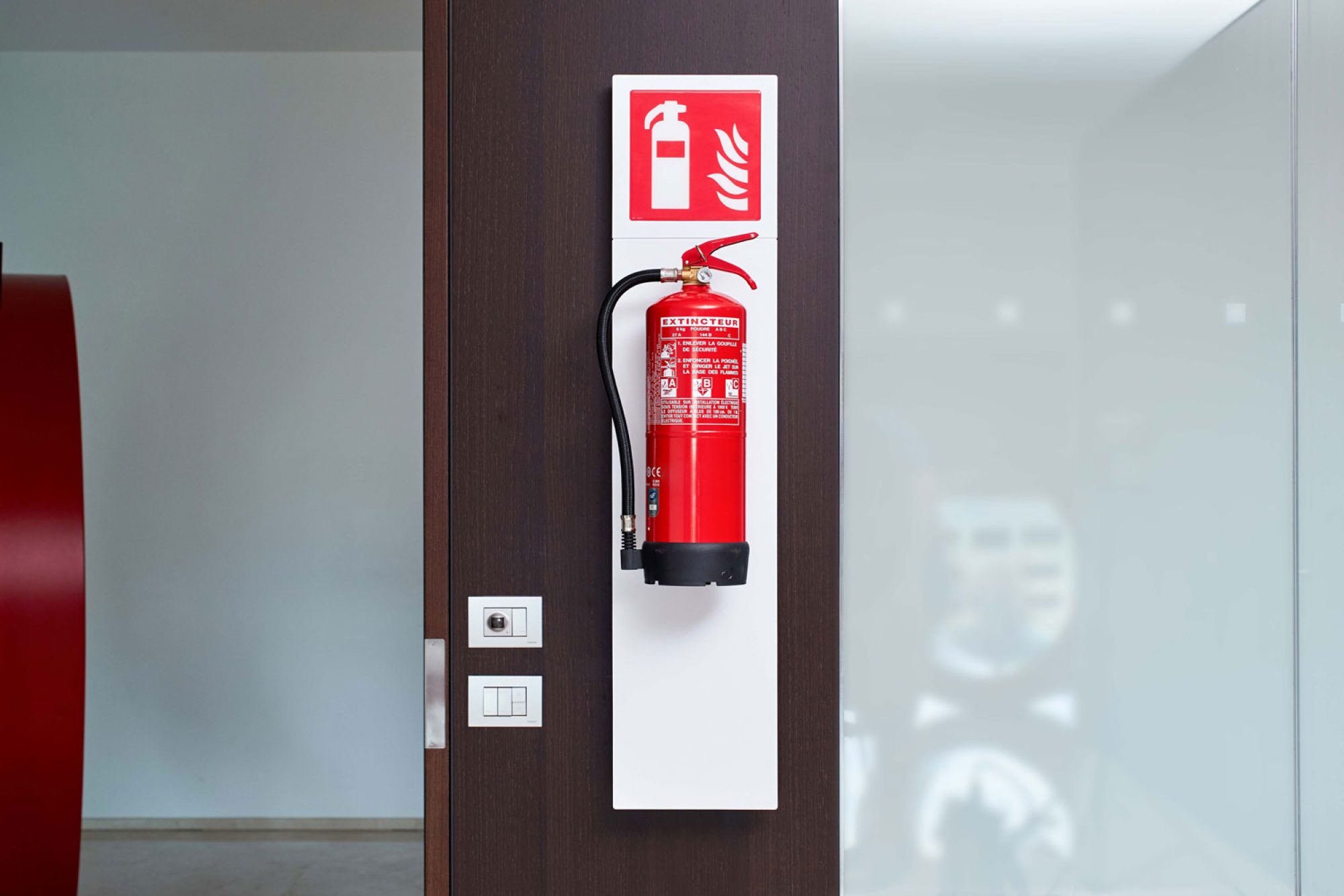 PLATE-porta-estintore-a-muro-bianco