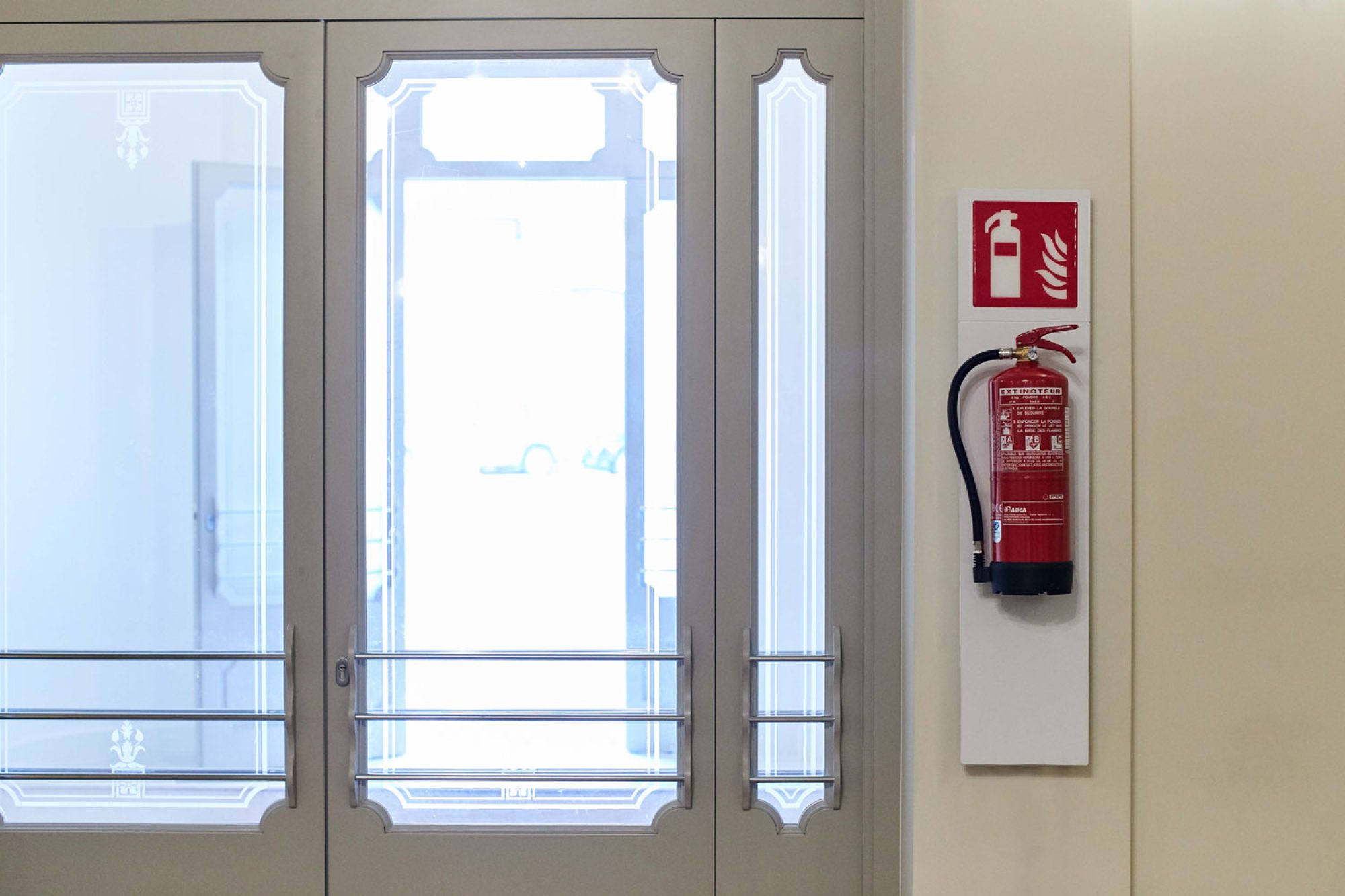 PLATE-porta-estintore-a-muro-bianco-teatro